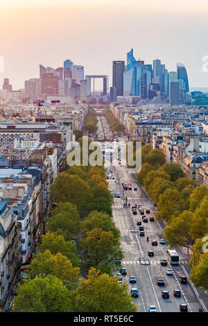Francia, París, ciudad con la Avenue de la Grande Armee y La Defense