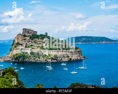 Italia, Campania, Nápoles, el Golfo de Nápoles, Ischia, Isla, Castillo Aragonés en Rock Island Foto de stock