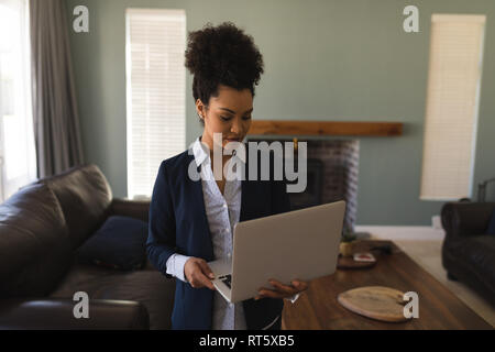 Mujeres real estate agent usando portátil en casa