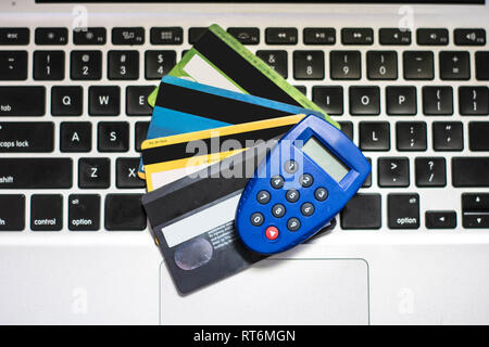 Tarjeta de crédito con el token de seguridad y smartphone con teclado como telón de fondo, el concepto de transacciones online Foto de stock