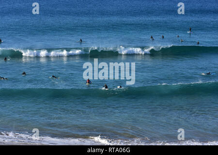 Los surfistas en el Cotillo en Fuerteventura Islas Canarias en España Foto de stock
