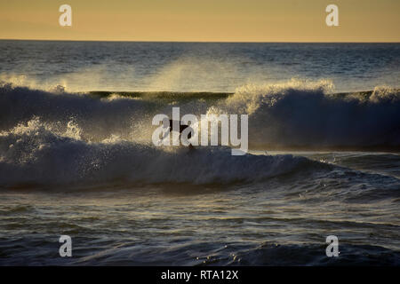 Los surfistas en las olas del océano Atlántico en el Cotillo en Fuerteventura Islas Canarias en España Foto de stock