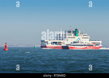 Red Funnel Ferries, catamarán de alta velocidad (SeaCat) ROJO JET 7, pasa el ferry de vehículos, RED FALCON, mientras pasan el Gato Negro boya. En el Reino Unido. Foto de stock