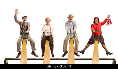 Senior alegre gente divirtiéndose en un balancín aislado sobre fondo blanco. Foto de stock