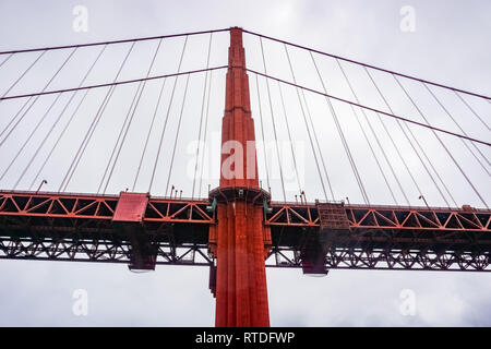 Puente Golden Gate, visto desde abajo, San Francisco, California