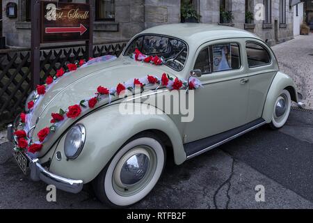 Oldtimer, VW Beetle de 1955 como coche nupcial decorada con rosas, Baviera, Alemania Foto de stock