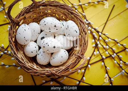 Los huevos de pollo entero en marrón cesta de mimbre. El concepto de vacaciones de Pascua