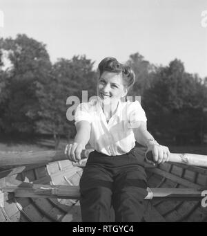 1940 verano. Una joven mujer es remando un bote. Ella es la actriz Barbro Kollberg. Foto Kristoffersson ref E52-3. Suecia 1943 Foto de stock