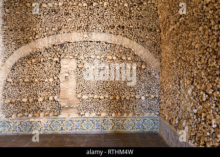 La capilla de los huesos es parte de la Iglesia Real de San Francisco en  Évora Fotografía de stock - Alamy