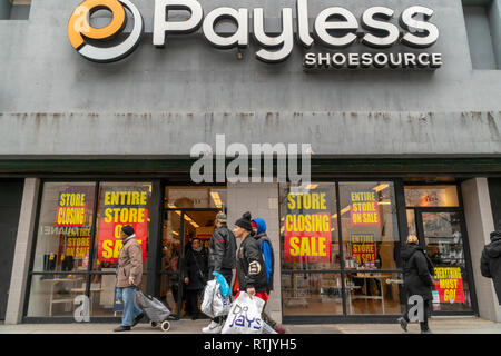 Un Payless ShoeSource store en la Calle Fulton en el centro de Brooklyn en  Nueva York está adornado con signos de clausura el sábado, 23 de febrero de  2019. El minorista está