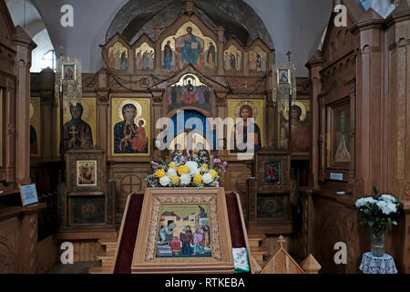 Los iconos dentro de la Iglesia Ortodoxa Oriental del siglo XVI de San Miguel construido en la arquitectura gótica de Belarús en las afueras, al norte de la aldea de Zelva Synkavichy, distrito, provincia, Hrodna en Bielorrusia. Foto de stock