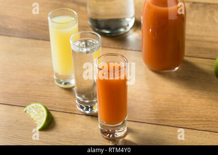 Bebidas Sangrita Bandera Mexicana cóctel con cal, el tequila y el tomate  Fotografía de stock - Alamy
