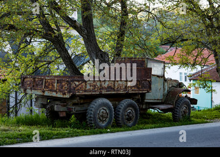 Un viejo camión militar abandonado, a podrirse en la hierba, pero resisten el diente del tiempo, las ruedas de gran tamaño, y metales corrosivos. Serbia Foto de stock