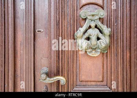 Un viejo martinete de puerta en puerta antigua Foto de stock