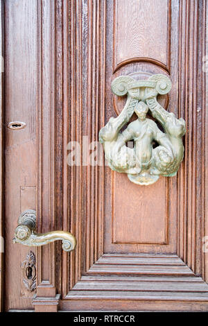 Un viejo martinete de puerta en puerta antigua Foto de stock
