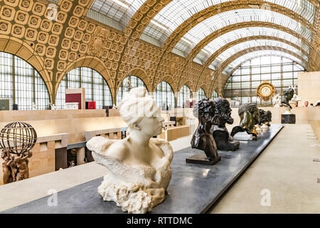 Bustos de mármol y bronce en el Musée d'Orsay, un museo de arte de clase mundial en París, Francia