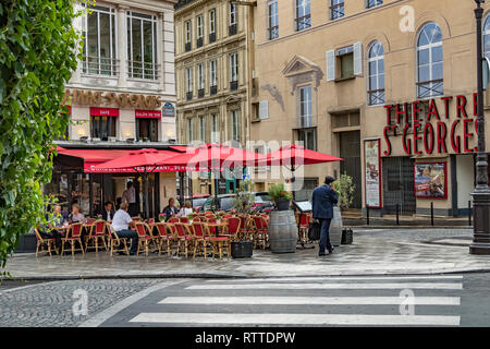 Personas sentadas en las mesas a las afueras DE à la Place Saint-Georges, un restaurante cafetería en St Georges, en el distrito 9th de París, Francia