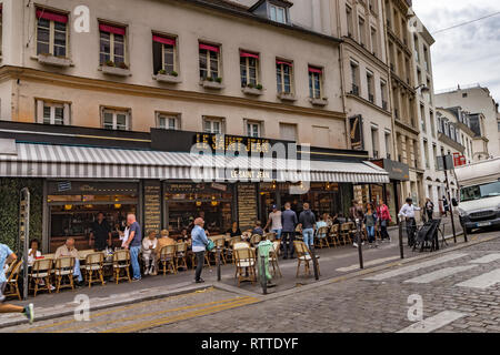 Gente sentada fuera del restaurante Le Saint-Jean café en la rue des Abbesses en Montmartre, París, Francia