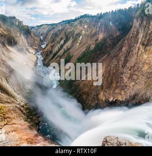 Cascada, Bajar Yellowstone Falls, una cascada en una quebrada, Yellowstone River en el Gran Cañón del Yellowstone