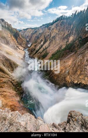 Cascada, Bajar Yellowstone Falls, una cascada en una quebrada, Yellowstone River en el Gran Cañón del Yellowstone