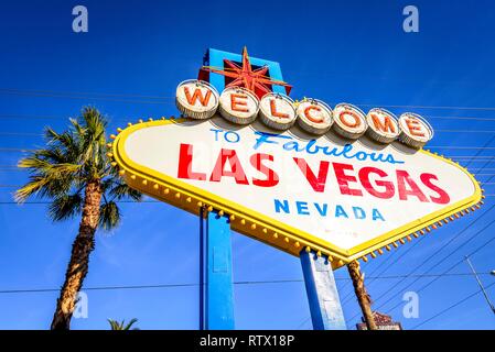 Bienvenido a la fabulosa Las Vegas, enfrente del cartel de bienvenida a Las Vegas, Las Vegas Strip, en Las Vegas, Nevada, EE.UU.