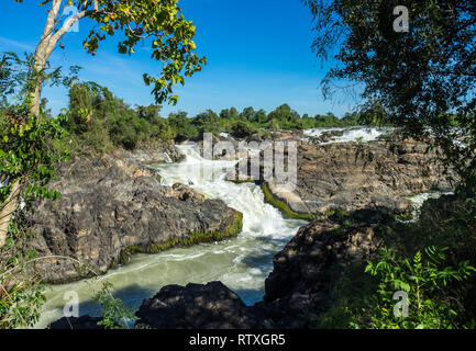 Cataratas o cascadas Liphi Somphamit en Don Khone island en Laos Foto de stock