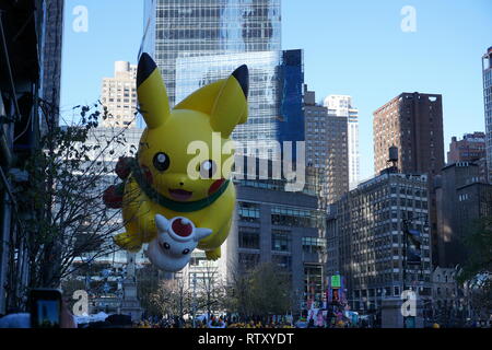 Nueva York, Estados Unidos - Noviembre 2018: anual Macys Thanksgiving Day Parade en la Ciudad de Nueva York en noviembre de pokemon pikachu baloon Foto de stock
