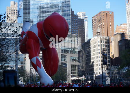 Nueva York, Estados Unidos - Noviembre 2018: anual Macys Thanksgiving Day Parade en la Ciudad de Nueva York en noviembre de power ranger baloon Foto de stock