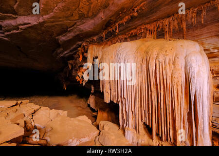 Estalagmitas y estalactitas en la cueva Gruta da Lapa Doce, cueva de Iraquara, la Chapada Diamantina, en Bahía, Brasil Foto de stock