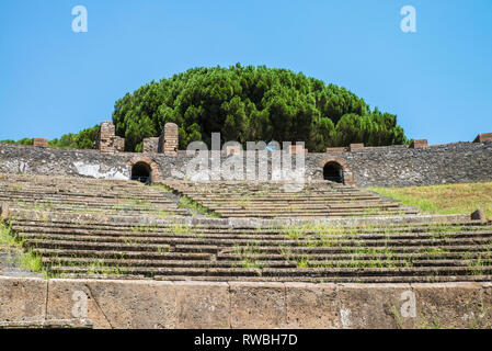 Pompeya, Italia - 8 de agosto de 2015: Ruinas del antiguo templo romano en Pompeya cerca del volcán Vesubio, Nápoles, Italia.El anfiteatro de Pompeya. Foto de stock