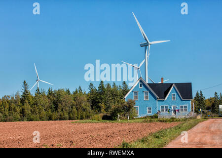 Casa y turbinas eólicas, West Cape, Prince Edward Island, Canadá Foto de stock