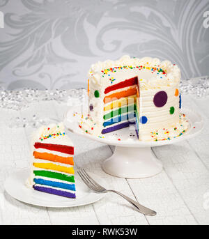 Arco iris en un layer cake cake stand Fotografía de stock - Alamy