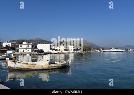 Un oxidado barco de pesca amarrados en el puerto de Eretria Evia Island, Grecia Foto de stock