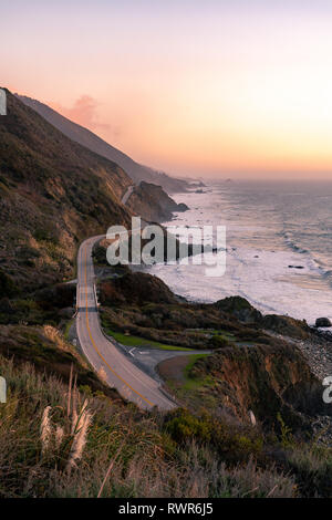 Big Sur, California - Vista vista de la famosa carretera una carretera costera a lo largo de la costa del Pacífico durante el atardecer.