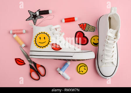 Zapato blanco con parches Fotografía de stock - Alamy