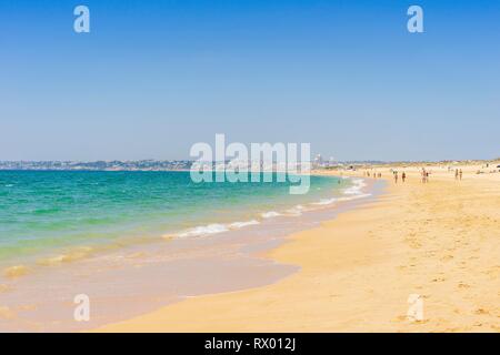 La gente relajándose en la playa de Armacao de Pera, Algarve, Portugal Foto de stock