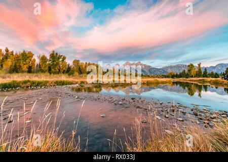 Amanecer rojo, el Grand Teton gama cordillera reflejada en el río, el paisaje otoñal en el Río Snake, Schwabacher Landing Foto de stock