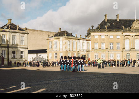 El 20 de febrero de 2019. Dinamarca. Copenhague. Plaza Amalienborg. Cambio de la guardia real. Ejército uniforme castillo de defensa del pueblo de rey.