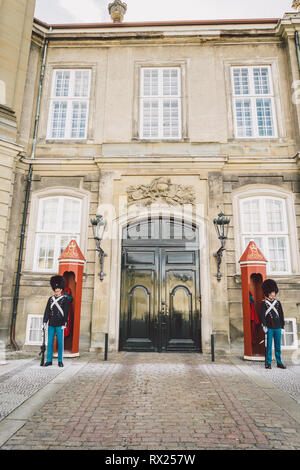 El 20 de febrero de 2019. Dinamarca. Copenhague. Plaza Amalienborg. Cambio de la guardia real. Ejército uniforme castillo de defensa del pueblo de rey.
