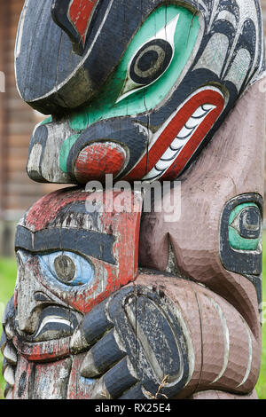 Un tótem emplumado que representa a Bear se encuentra fuera de una residencia en el pequeño pueblo de Oweekeno. Rivers Inlet, British Columbia Central Coast, Canadá. Foto de stock