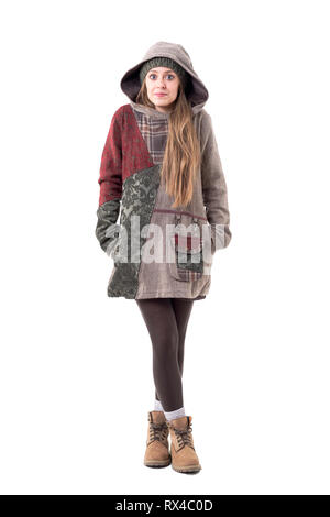 mujer joven en ropa de invierno aislada sobre fondo blanco Fotografía de  stock - Alamy
