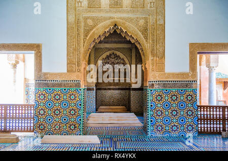 Decoración interior en Tumbas Saadianas en la Medina de Marrakech, Marruecos Foto de stock