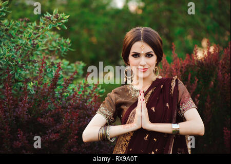 ai generado hermosa indio muchacha. joven hindú mujer modelo con tatuaje  mehndi y kundan joyas. tradicional indio disfraz amarillo sari 35851927  Foto de stock en Vecteezy