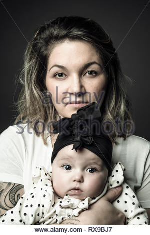 Retrato de la madre y del bebé hermosa hija