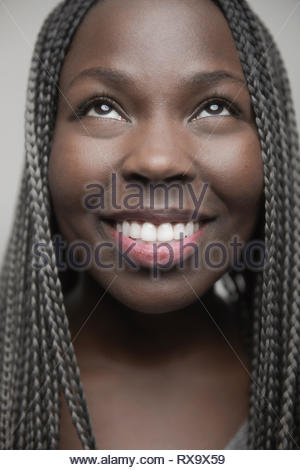 Cerrar retrato feliz hermosa joven afroamericana con largas trenzas negras