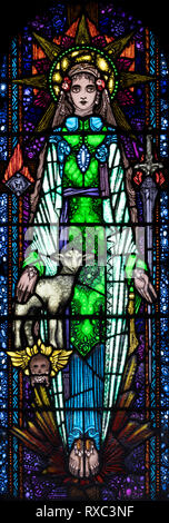 St. Agnes, representado en vidrieras por Harry Clarke, St. Oswald & St. Edmund Church, Ashton-in-Makerfield, Greater Manchester, Reino Unido