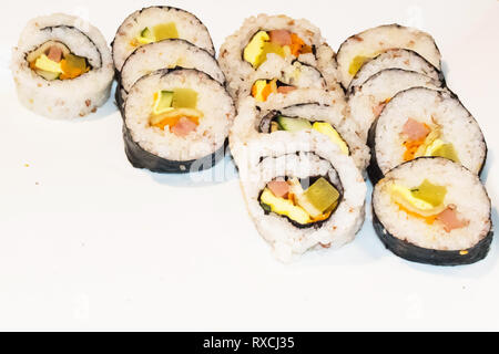 Coreano, Japonés sushi colocado sobre un fondo blanco dispuestas en filas.