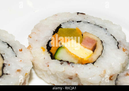 Sushi coreano laminados aislado sobre un fondo blanco, close-up