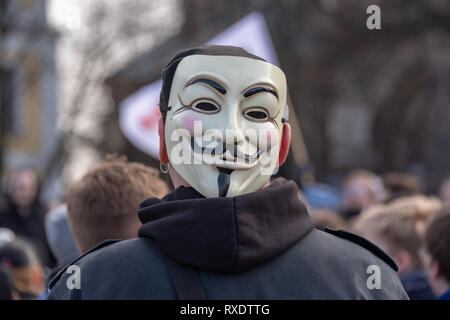 En Magdeburgo, Alemania - 9 Marzo, 2019: : Un manifestante lleva una máscara anónima. El hombre tomó parte en una manifestación en Magdeburgo en 1000 mayormente jóvenes contra la UE la reforma del copyright. Los manifestantes temen la censura de Internet, si se aplica el artículo 13. Crédito: Mattis Kaminer/Alamy Live News