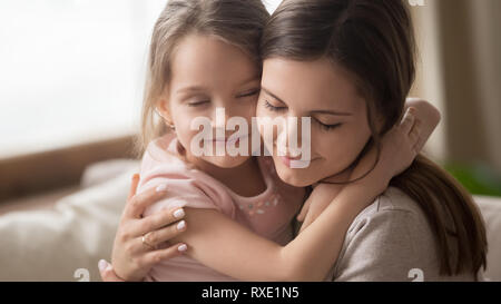 Madre de familia afectuoso abrazo chiquillo hija Sintiendo amor conexión